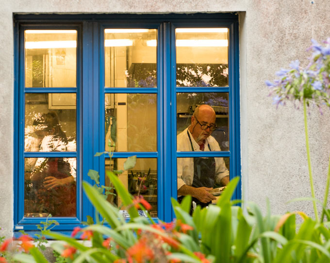 vue sur les cuisines et le chef au travail, depuis le jardin