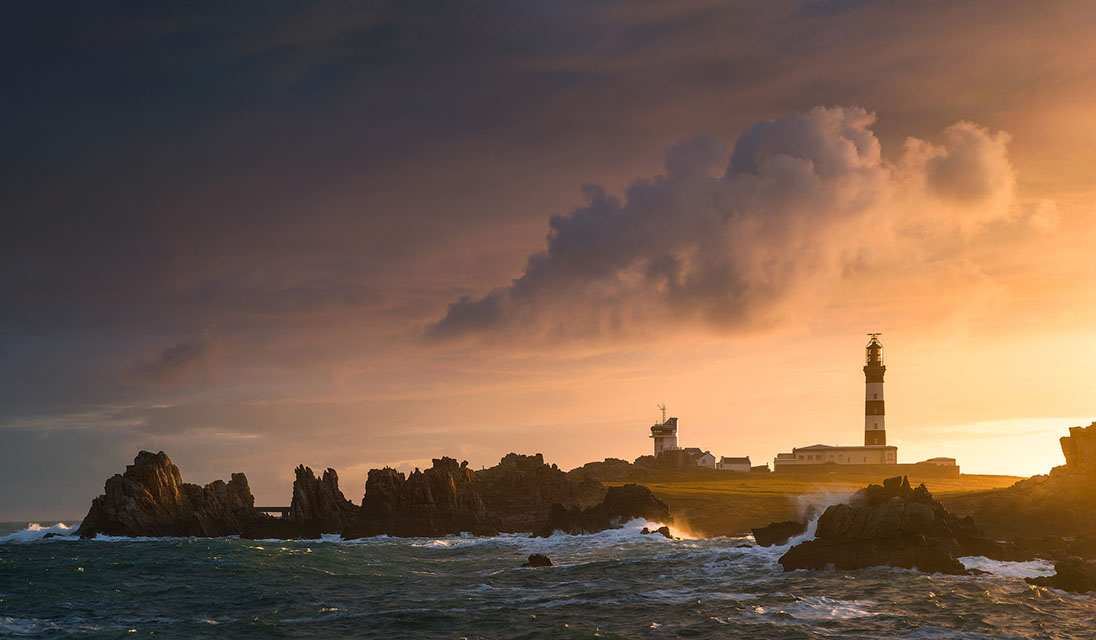 Vue sur le phare du Creach au coucher du soleil - Ouessant