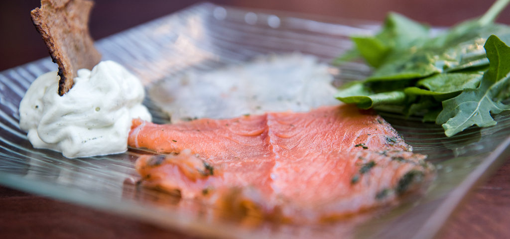 Tranche de saumon gravlax et sa crème sure